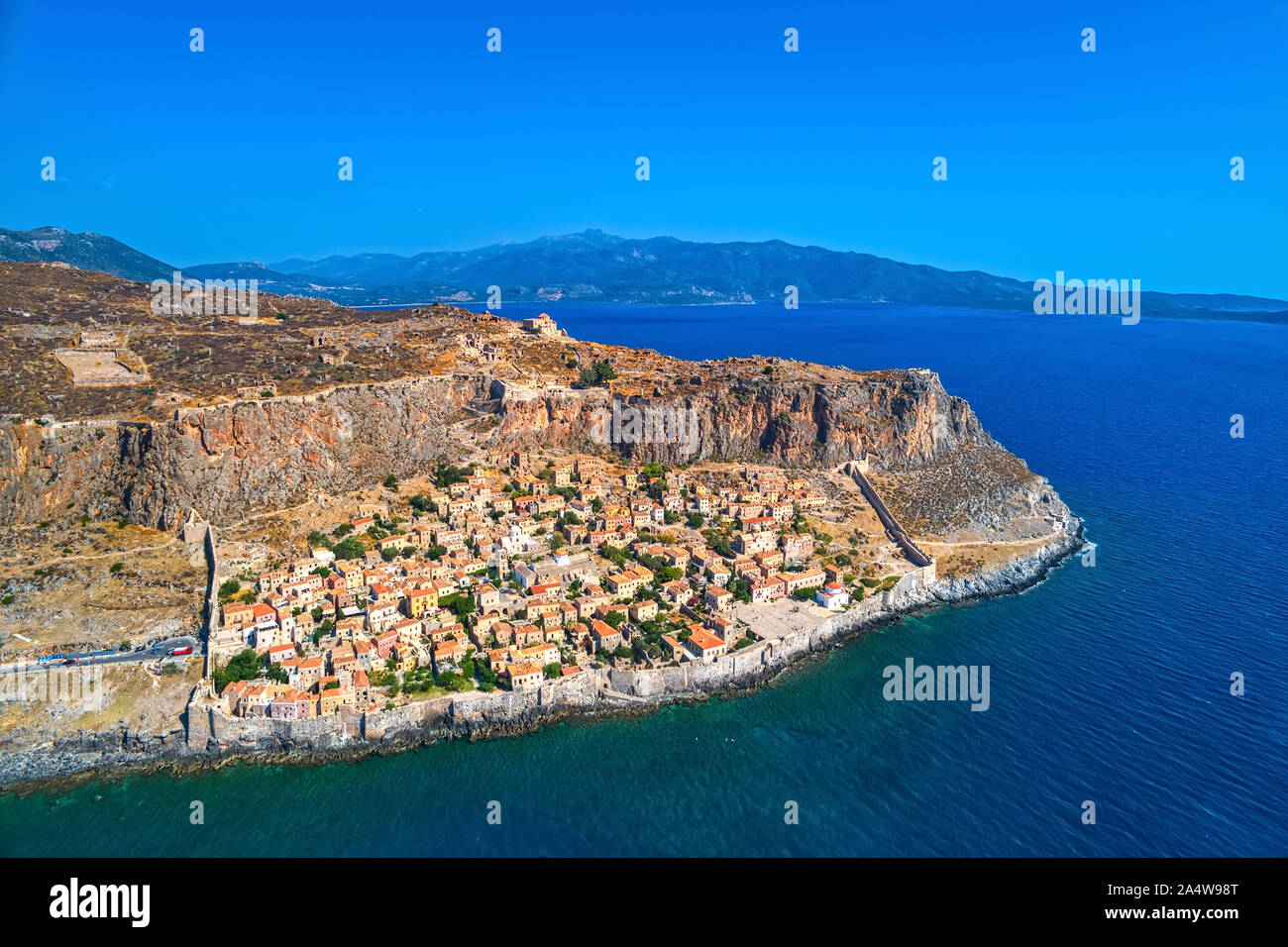 Luftbild der Altstadt von Monemvasia in Lakonien, Peloponnes, Griechenland. Monemvasia ist oft "Die griechischen Gibraltar" genannt. Stockfoto
