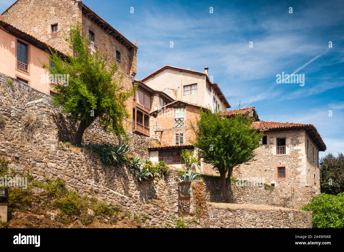 Blick auf die Stadt Jávea in Kantabrien mit traditioneller Architektur der Gegend und blauer Himmel mit weißen Wolken. Stockfoto Blick auf die Stadt Jávea in Kantabrien mit traditioneller Architektur der Gegend und blauer Himmel mit weißen Wolken. Stockfoto