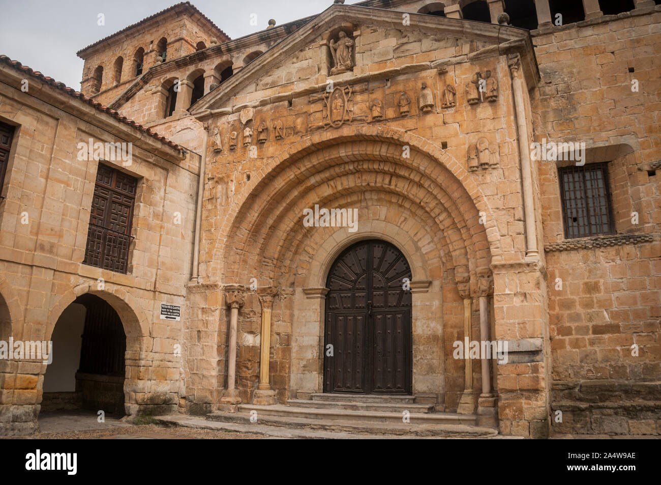 Hauptfassade Blick auf die romanische Stiftskirche von Santillana del Mar in Kantabrien in Spanien. Stockfoto Hauptfassade Blick auf die romanische Stiftskirche von Santillana del Mar in Kantabrien in Spanien. Stockfoto