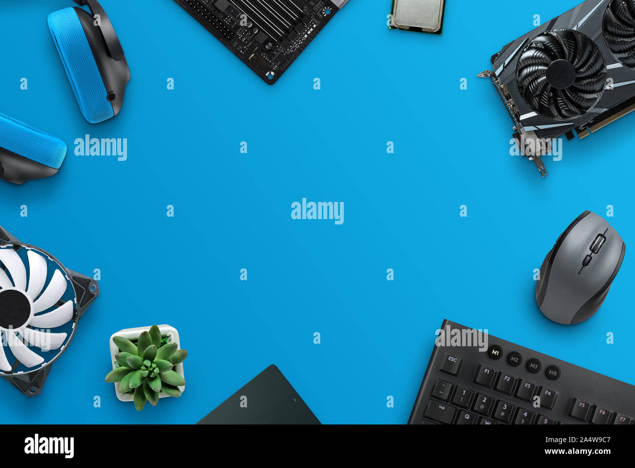 Computer Teile auf Blau Schreibtisch Komposition. Ansicht von oben Szene mit freier Speicherplatz bav Logo oder Text in der Mitte. Stockfoto