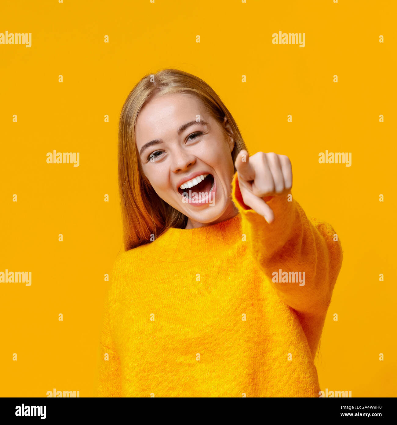 Laughing at someone -Fotos und -Bildmaterial in hoher Auflösung – Alamy