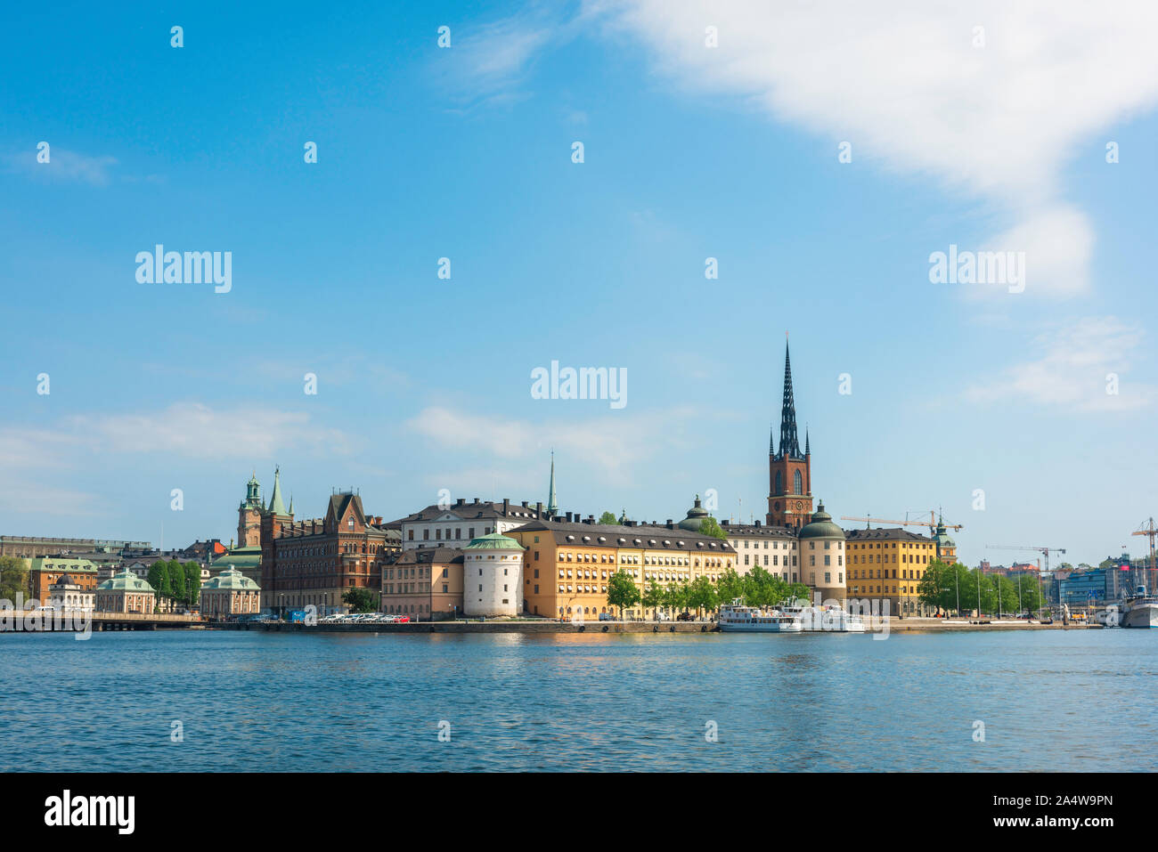 Stockholmer Stadtbild, Blick im Sommer über den Riddarfjarden-Hafen in Richtung des historischen Riddarholmen-Altstadtviertels im Zentrum von Stockholm, Schweden. Stockfoto