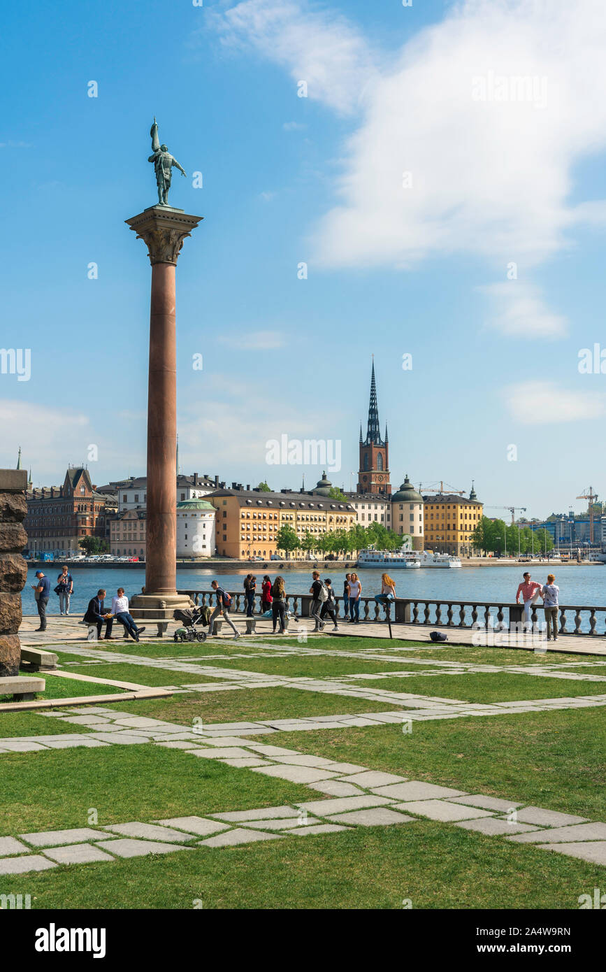 Stockholm anzeigen Sommer, Blick vom Stadshuset Garten über Riddarfjärden in Richtung Insel Riddarholmen und die Stockholmer Altstadt (Gamla Stan), Schweden. Stockfoto