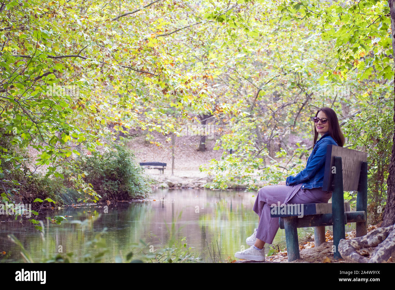 Nettes solo, Lonely Girl, Frau, Frauen, Ausruhen, Entspannen, während im Naturpark durch die Vegetation im Herbst, oder im Herbst in Murcia, Spanien, 20 umgeben sitzt Stockfoto