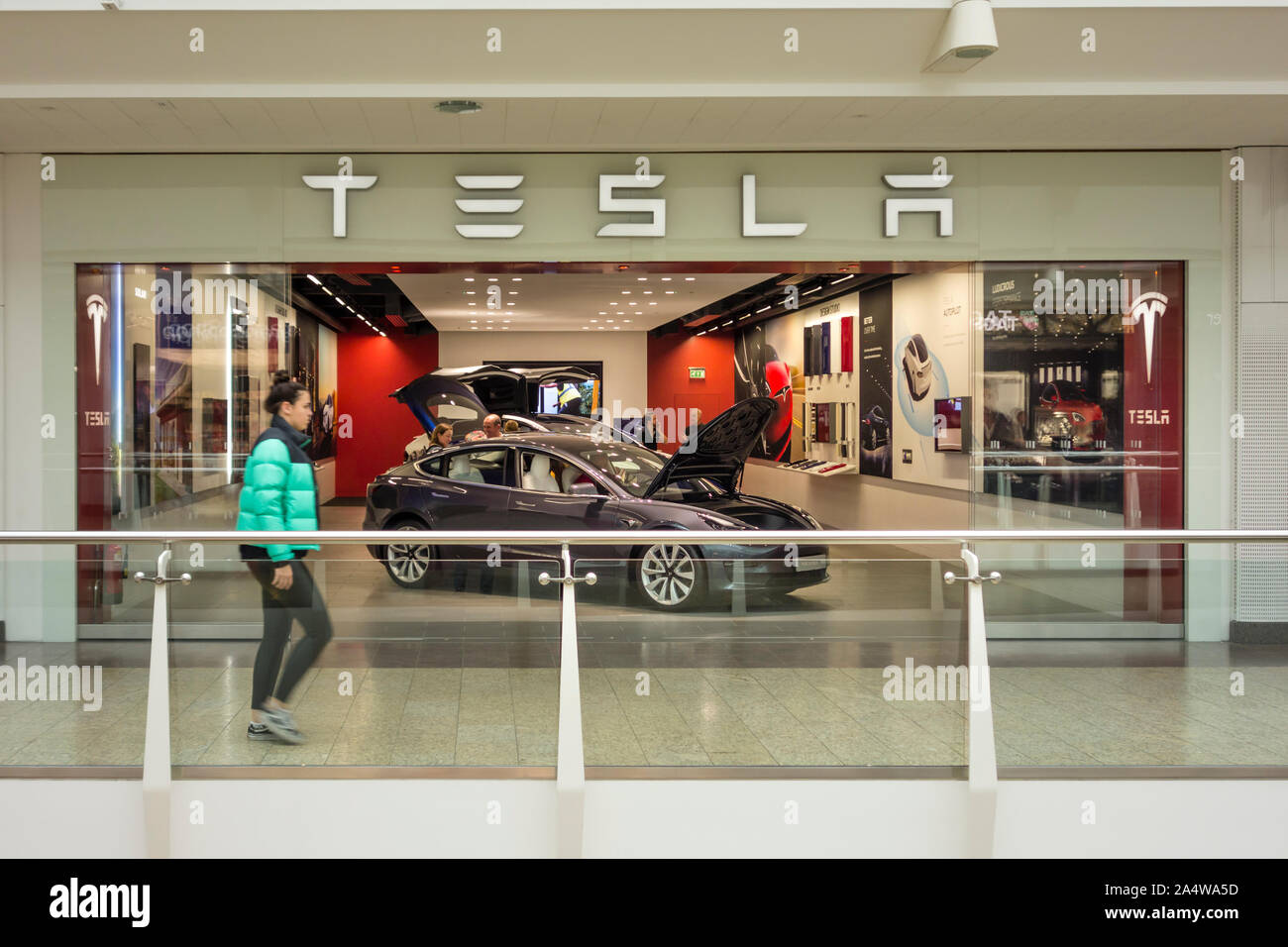 Tesla's Automotive Company Showroom an der Mall Cribbs Causeway, Bristol, Großbritannien Stockfoto