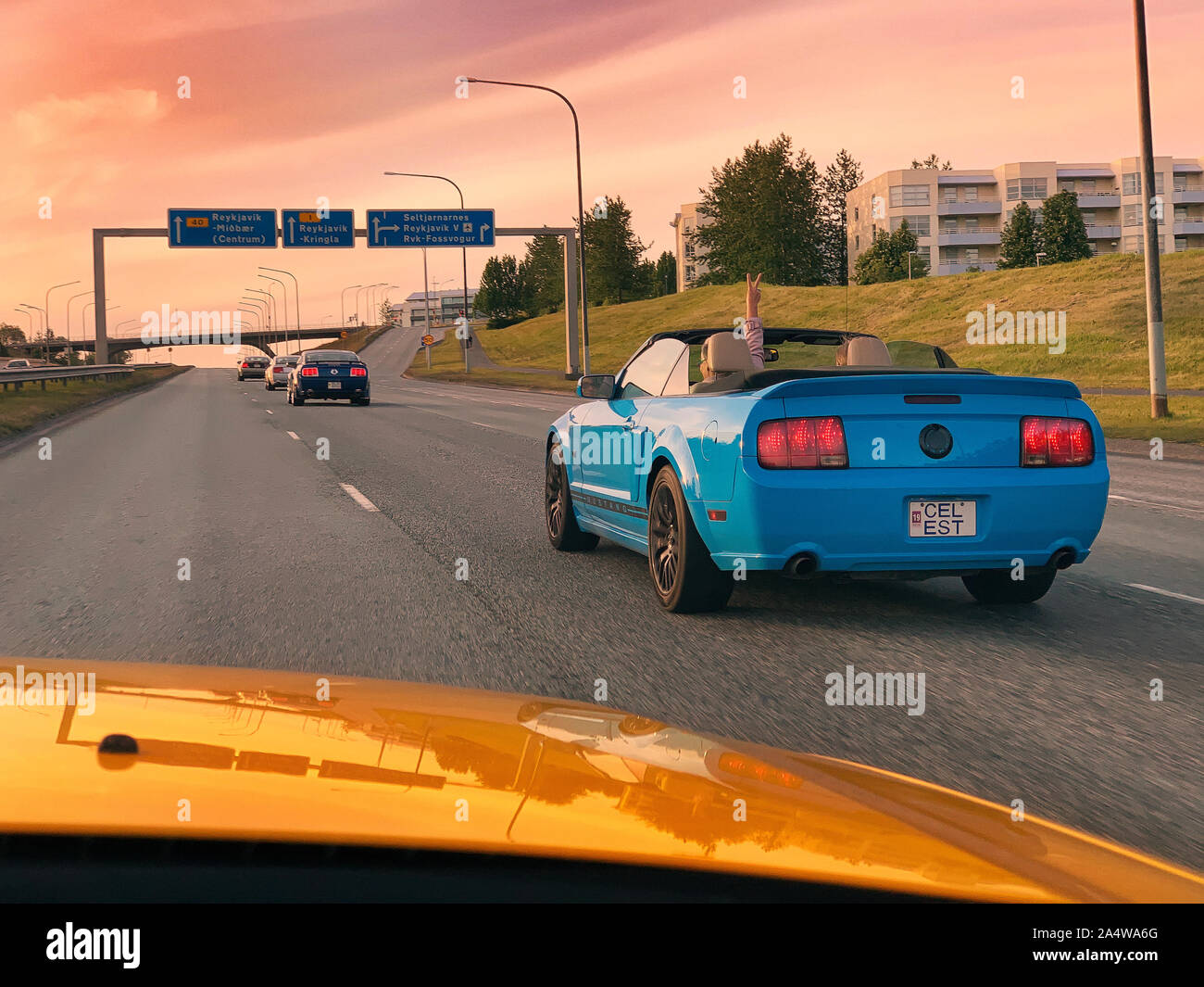 Mustang Cabrio auf der Straße, Reykjavik, Island Stockfoto