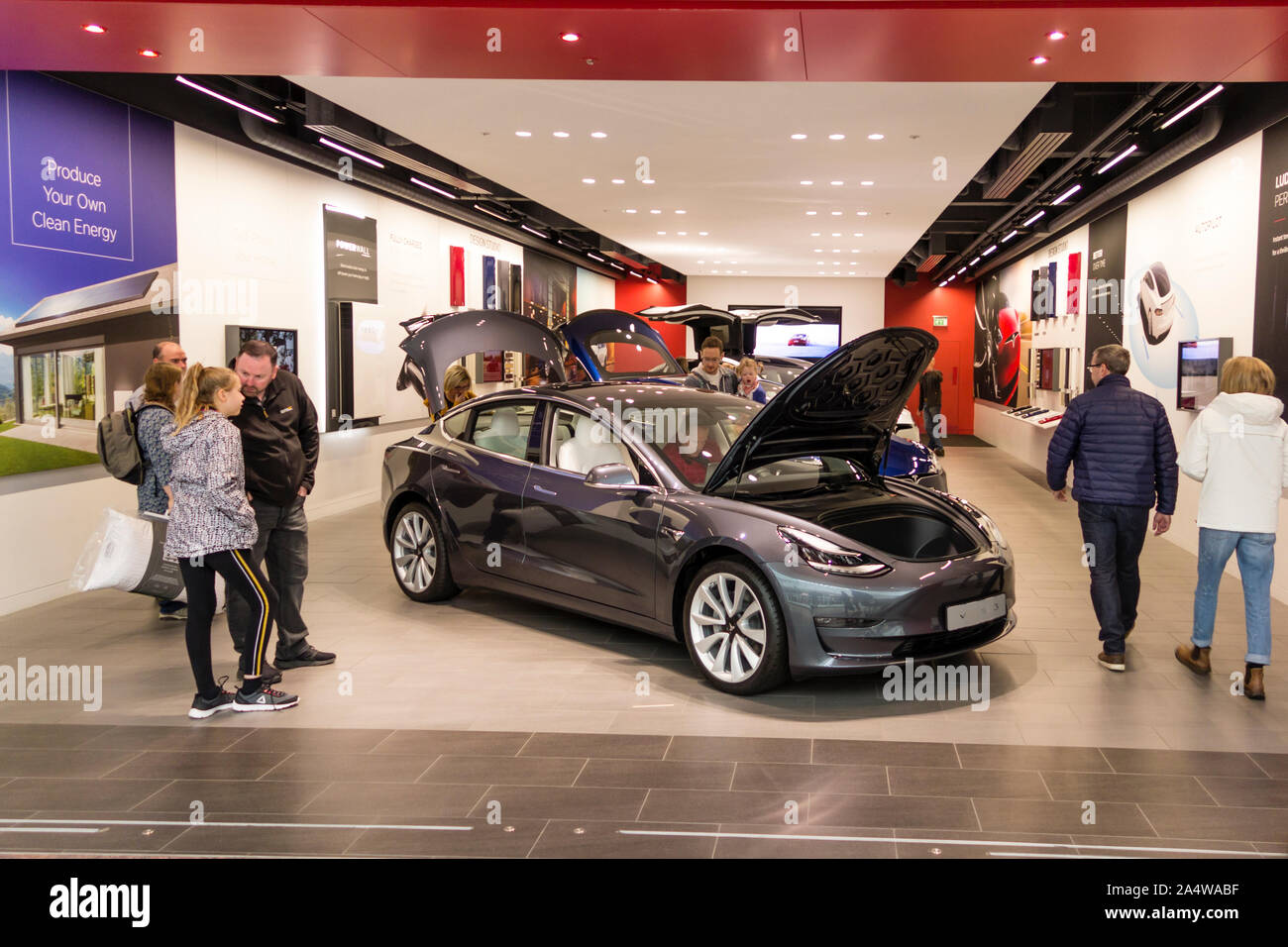 Tesla's Automotive Company Showroom an der Mall Cribbs Causeway, Bristol, Großbritannien Stockfoto