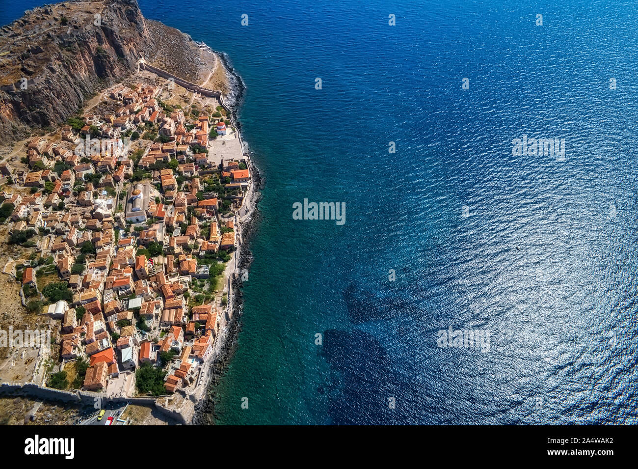 Luftbild der Altstadt von Monemvasia in Lakonien, Peloponnes, Griechenland. Monemvasia ist oft "Die griechischen Gibraltar" genannt. Stockfoto