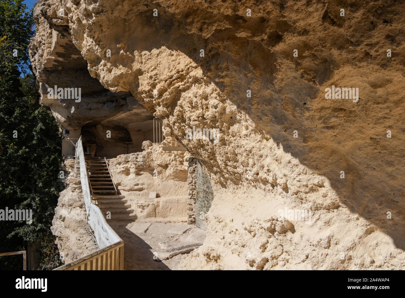 Blick über Felsen und Höhlen in Aladzha Monastery. Es ist eine mittelalterliche Orthodoxe Christliche Höhle Klosteranlage in der Nähe von Varna Stockfoto