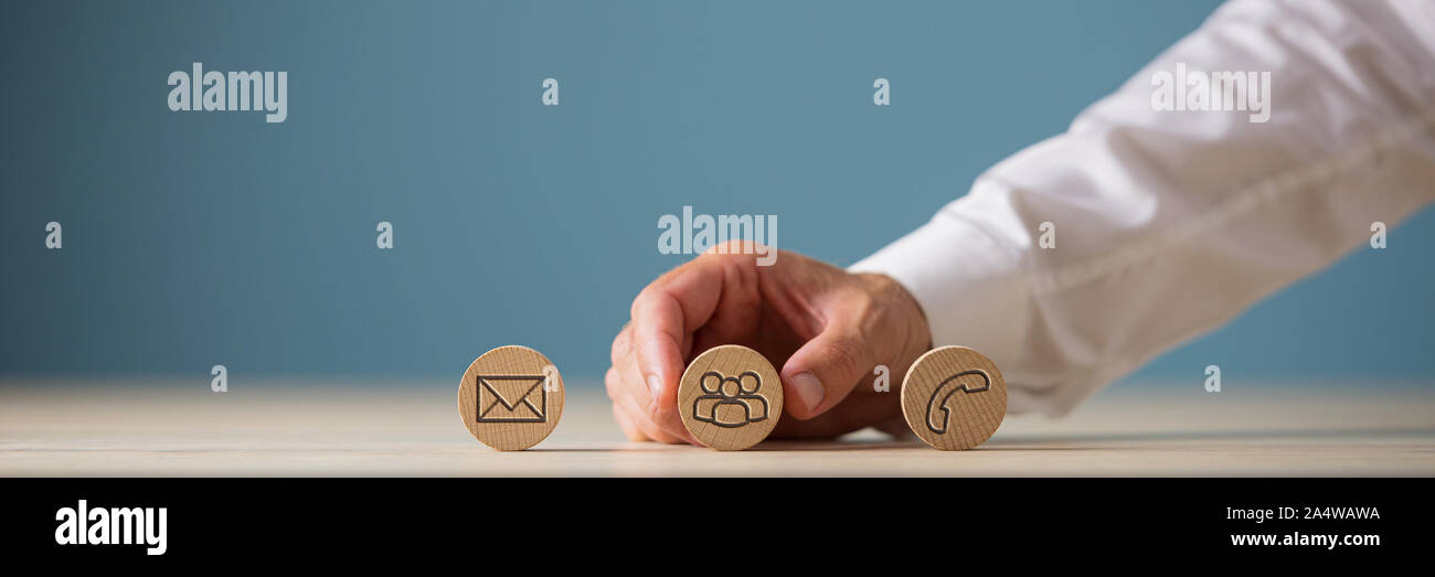 In der breiten Ansicht Bild der Vertreter des Kunden platzieren drei Holz schneiden Kreise mit Kontakt und Informationen Symbole auf, sie in eine Zeile. Stockfoto