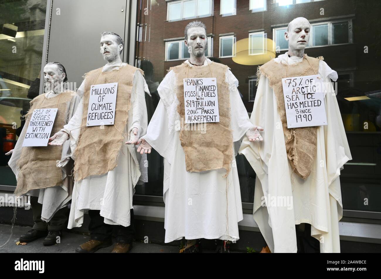 "Der Büßer" Leistung der Truppe. Sack und Asche, Aussterben Rebellion Klimawandel Protest, Westminster, London. Großbritannien Stockfoto