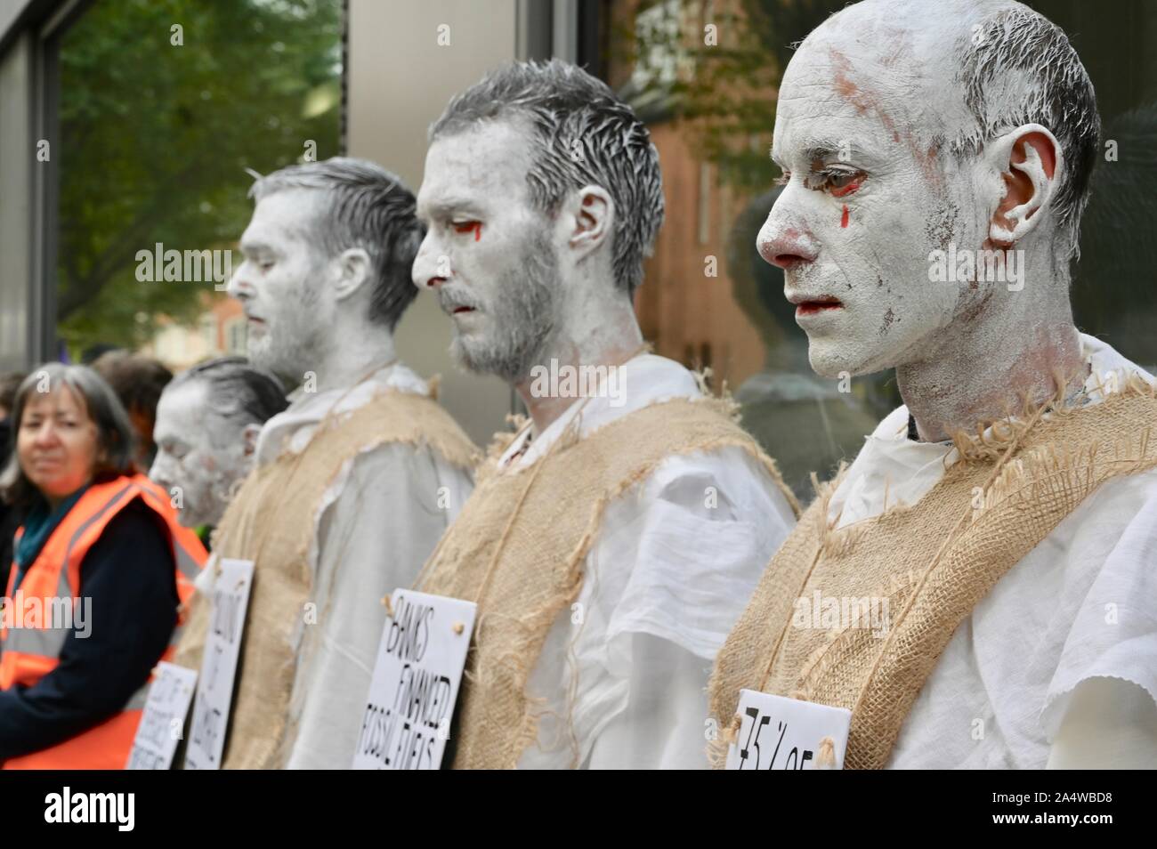 "Der Büßer" Leistung der Truppe. Sack und Asche, Aussterben Rebellion Klimawandel Protest, Westminster, London. Großbritannien Stockfoto