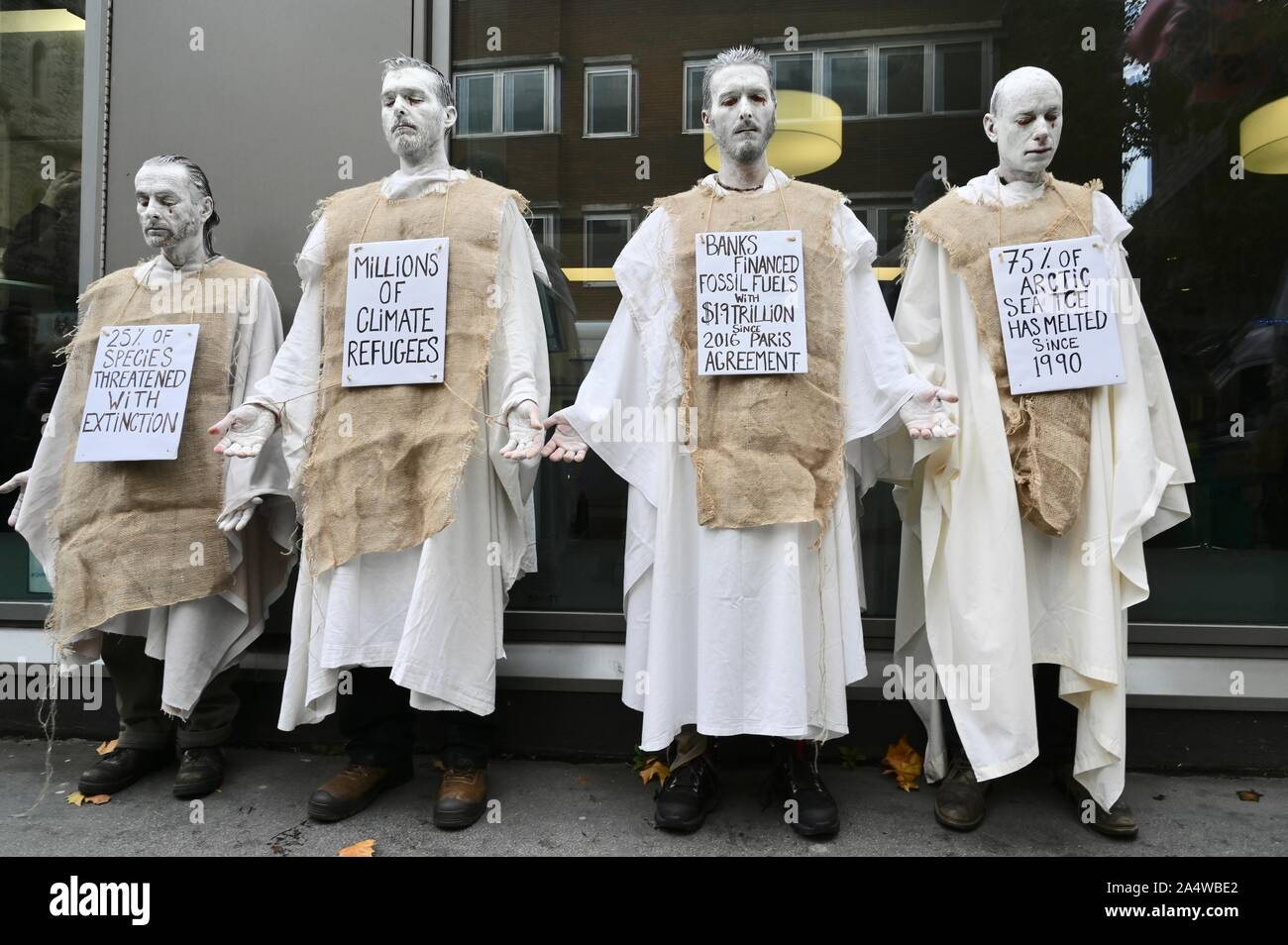 "Der Büßer" Leistung der Truppe. Sack und Asche, Aussterben Rebellion Klimawandel Protest, Westminster, London. Großbritannien Stockfoto