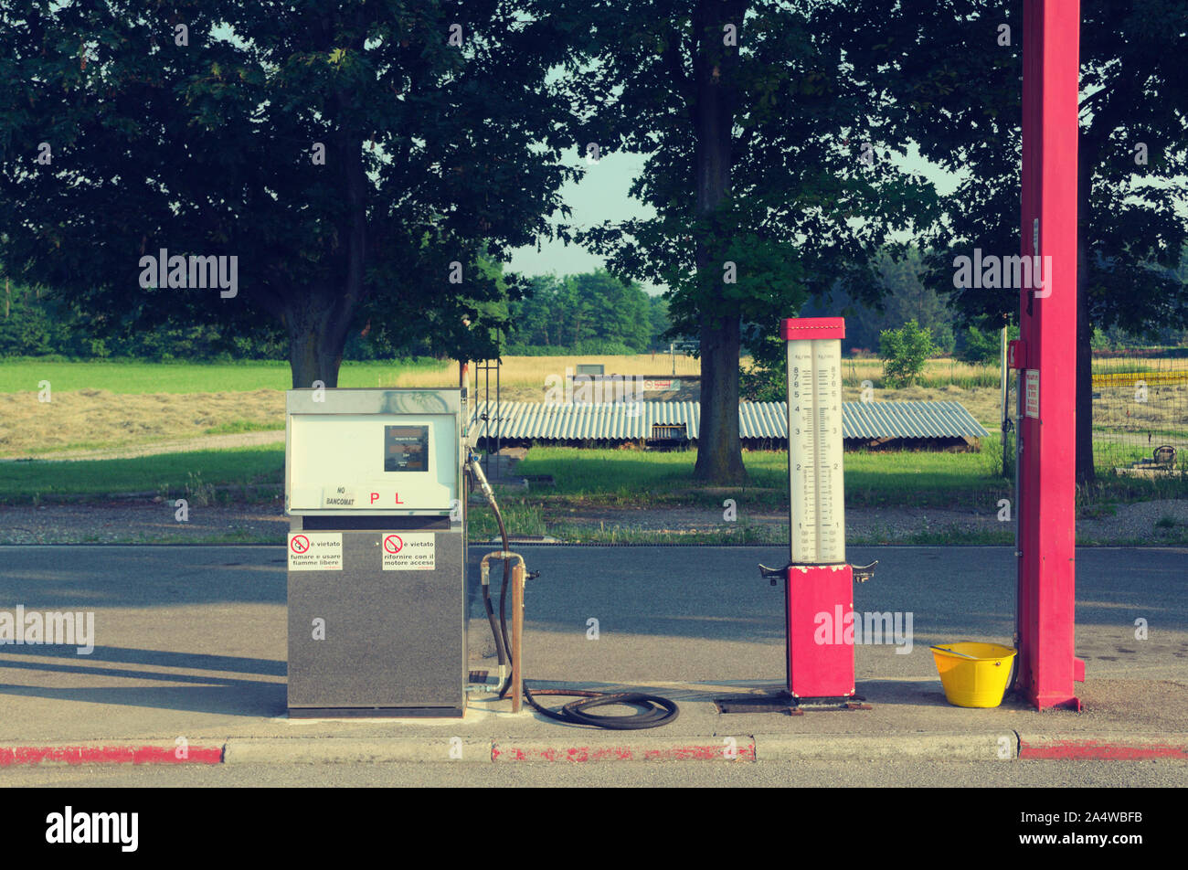 Alte Benzin pumpe und Luftdruck gerät Service Station in Italien Stockfoto