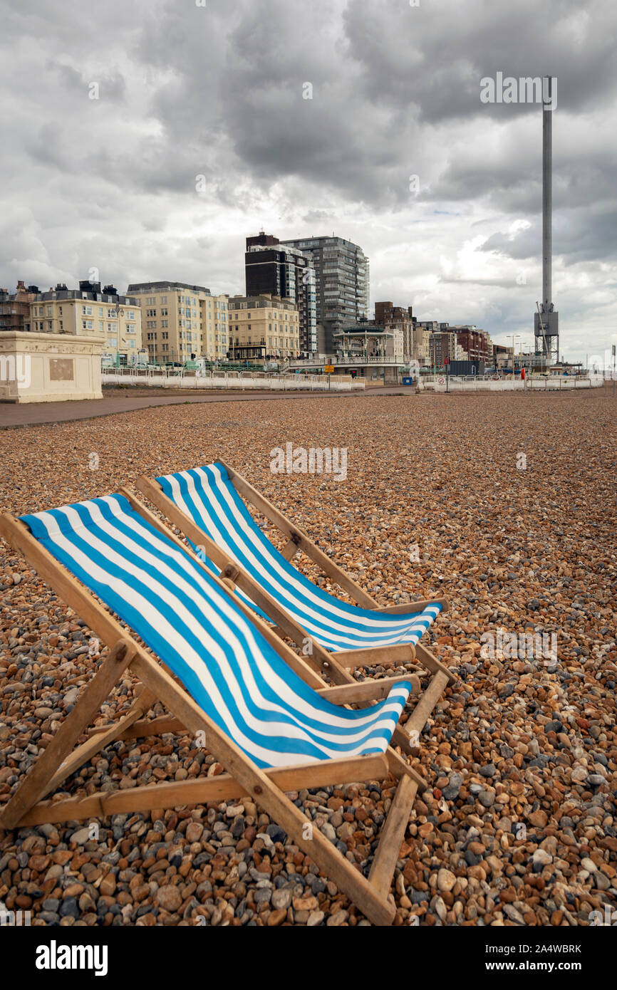 Liegestühle auf leere stumpf Strand Stockfoto