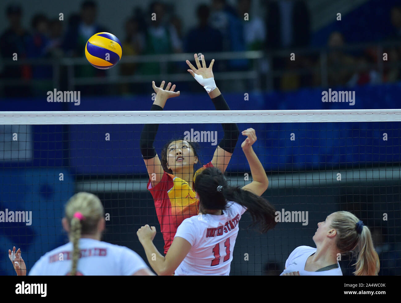 (191016) - Wuhan, Oktober 16, 2019 (Xinhua) - Yuan Xinyue (C) der China Verteidigt während einer Runde 1 Spiel der Gruppe A des Volleyball der Frauen vorläufige zwischen China und den Vereinigten Staaten an der 7. internationalen militärischen Sports Council (CISM) Military World Games in Wuhan, der Hauptstadt der Provinz Hubei in Zentralchina, Okt. 16, 2019. (Xinhua/Li Er) Stockfoto