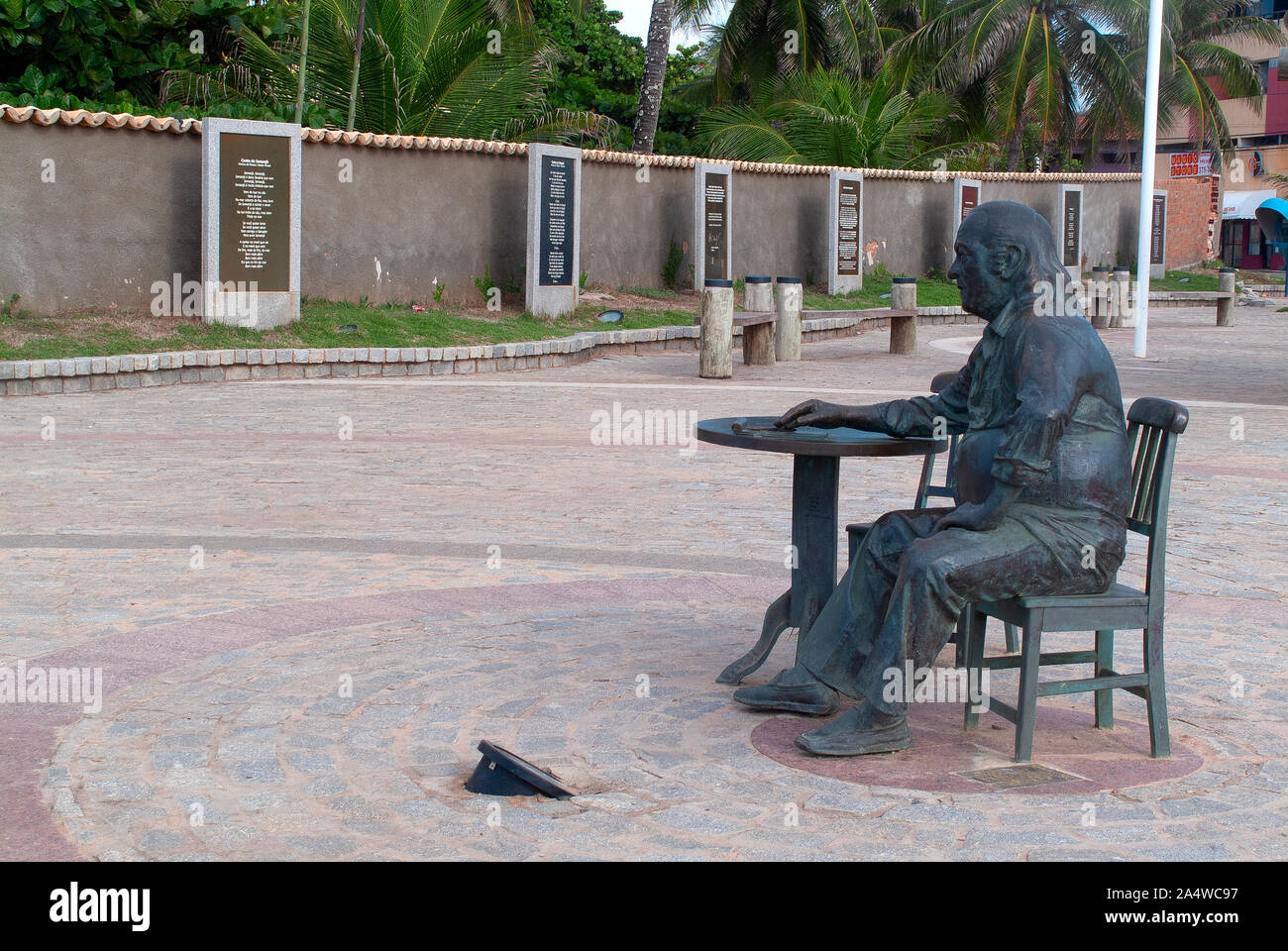 Skulptur von Vinicio ein itapuã auf dem Platz, die ihm gewidmet Stockfoto