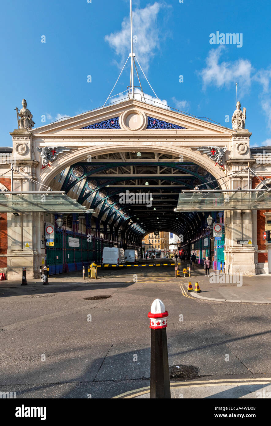 LONDON ENGLAND SMITHFIELD MARKET SUCHEN SIE DEN HAUPTEINGANG VON LONG LANE Stockfoto