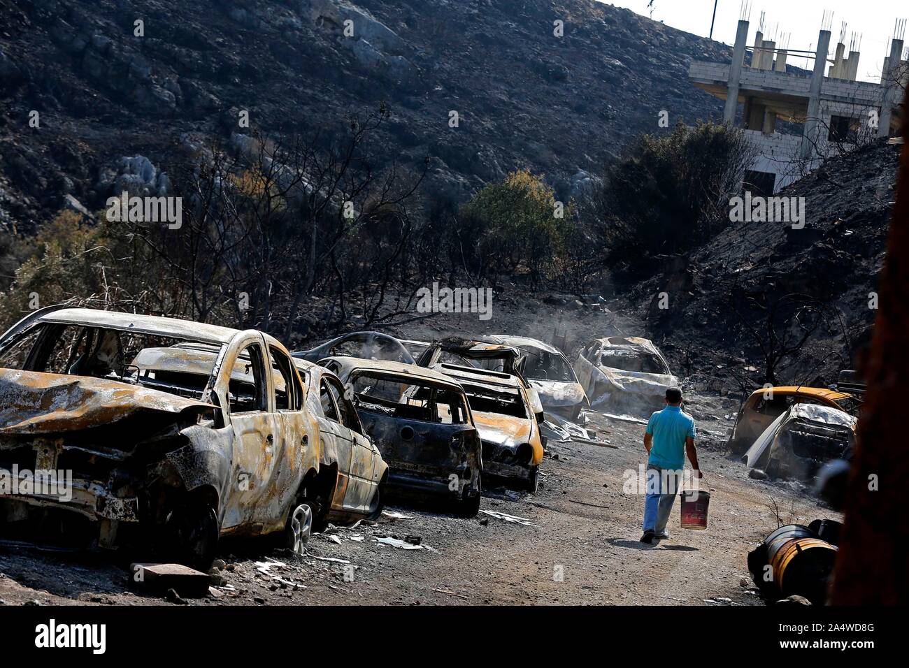 Beirut, Libanon. 16 Okt, 2019. Zerstörte Autos sind nach einem Brand in Damour Bezirk, südlich von Beirut, Libanon, 16. Okt., 2019 gesehen. Hektar auf die Berge und eine Reihe von Häusern wurden von den Waldbränden in den Berg Libanon Bereiche zerstört. Credit: Bilal Jawich/Xinhua/Alamy leben Nachrichten Stockfoto