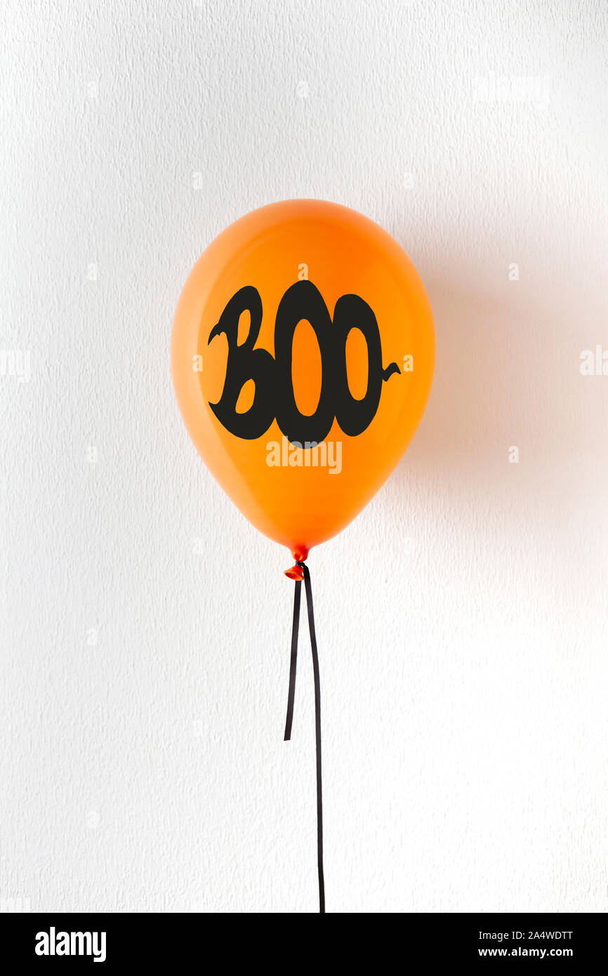 Orange urlaub Ballon mit schwarzem Text auf weißem Hintergrund Stockfoto