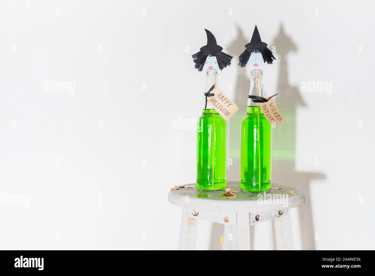 Hexen grüne Cocktails auf Stuhl bereit für die Party auf Weiß Stockfoto
