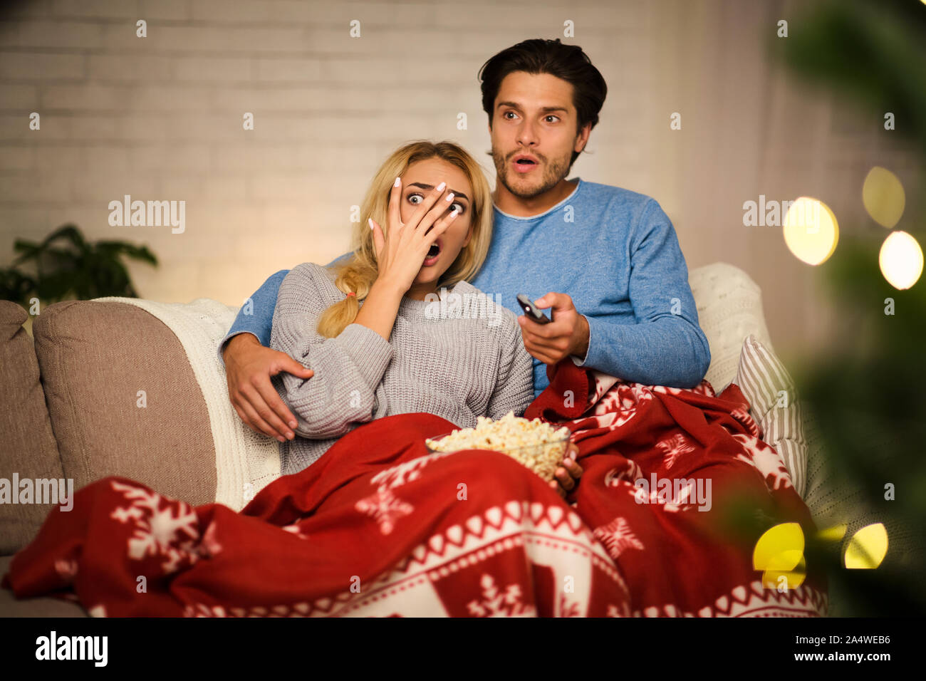 Junges Paar beobachten Horrorfilm auf Weihnachten eve Stockfoto
