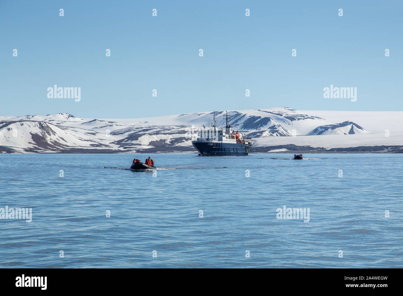 Touristische in Zodiacs an Land an Eolusneset Strand kommen auf Sorgfjorden, Spitzbergen, Arktis Stockfoto