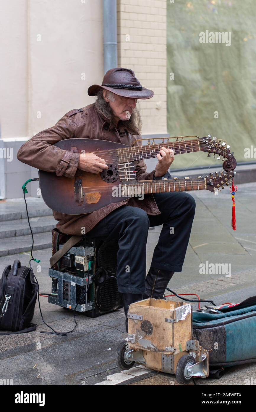 12-10-2019, Moskau, Russland. Straßenmusiker Sergey Sadov mit einem hausgemachten Sadora Saiteninstrument, zwei hälse an der Gitarre. Berühmte folk style Street g Stockfoto