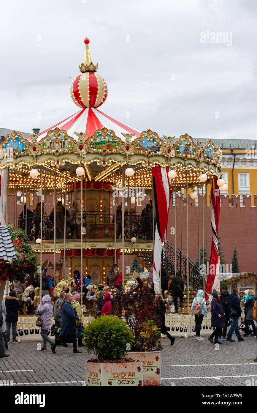 12-10-2019, Moskau, Russland. Goldener Herbst, fair auf dem Roten Platz. Eine schöne farbige Karussell in der Mitte der Stadt unterhält Bürger kostenlos. Ch Stockfoto