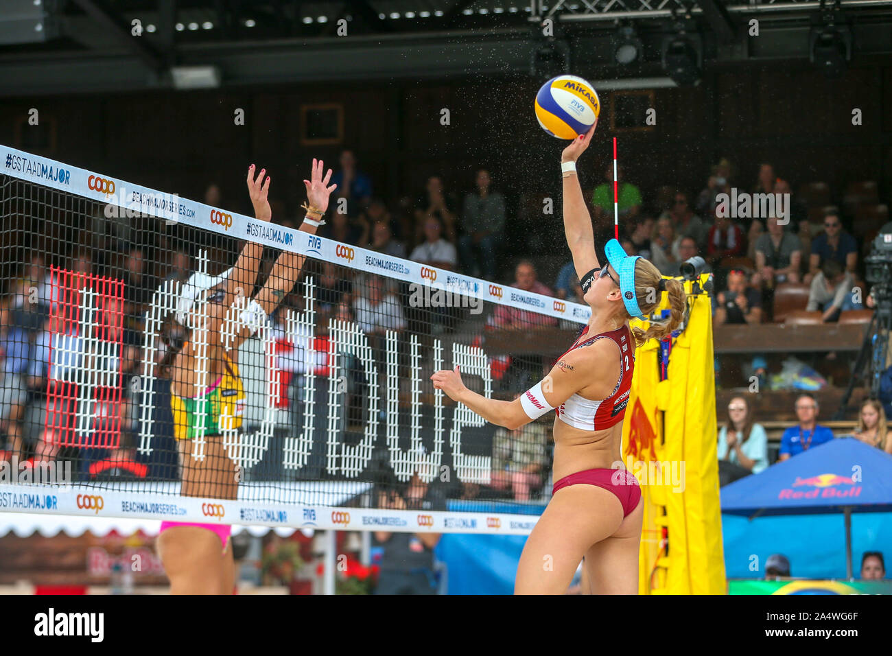 Spike von Nina Betschart während Gstaad Major 2019 - Tag 4, Gstaad, Italien, 12. Jun 2019, Volleyball Beachvolleyball Stockfoto