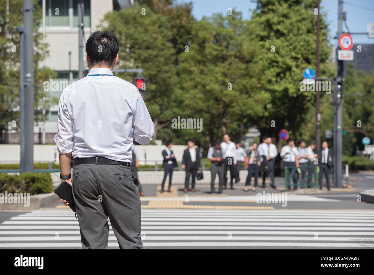 Mitarbeiter des Ministeriums für Wirtschaft, Handel und Industrie Japans in Kasumigaseki, Tokio gesehen. Stockfoto