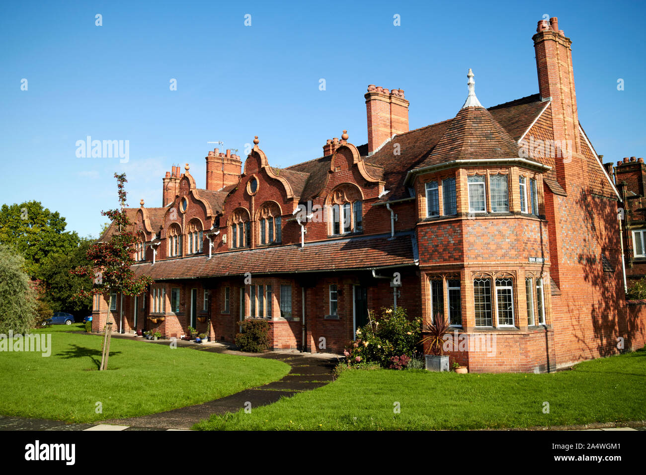 Terrasse von vier Häusern mit Douglas und Fordham Ziegel mit Terrakotta Port Sunlight England Großbritannien Stockfoto