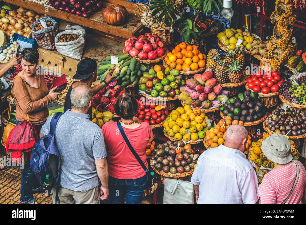 Funchal, Madeira, Portugal - 21.September 2019: Menschen kaufen frisches Obst und Gemüse auf dem traditionellen Markt Mercado dos Lavradores in Madeiras Hauptstadt. Bunte tropische Früchte. Stockfoto