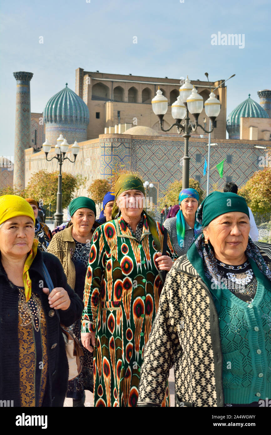 Eine Gruppe von usbekischen Frauen an der Registan Platz, ein UNESCO-Weltkulturerbe, Samarkand. Usbekistan Stockfoto