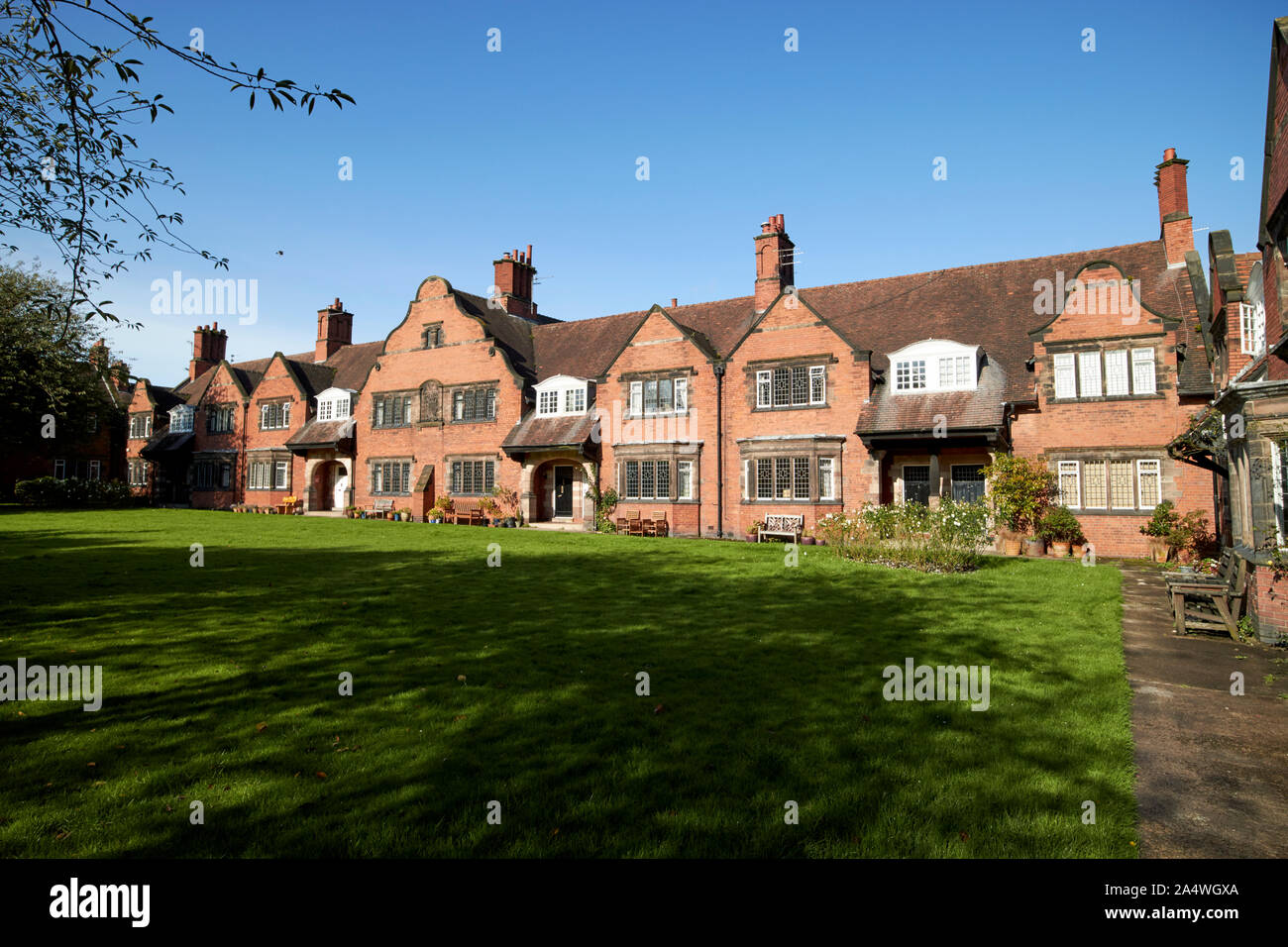 Häuser auf Badewanne Straße um einen Rasen von j. j. talbot Port Sunlight England Großbritannien Stockfoto