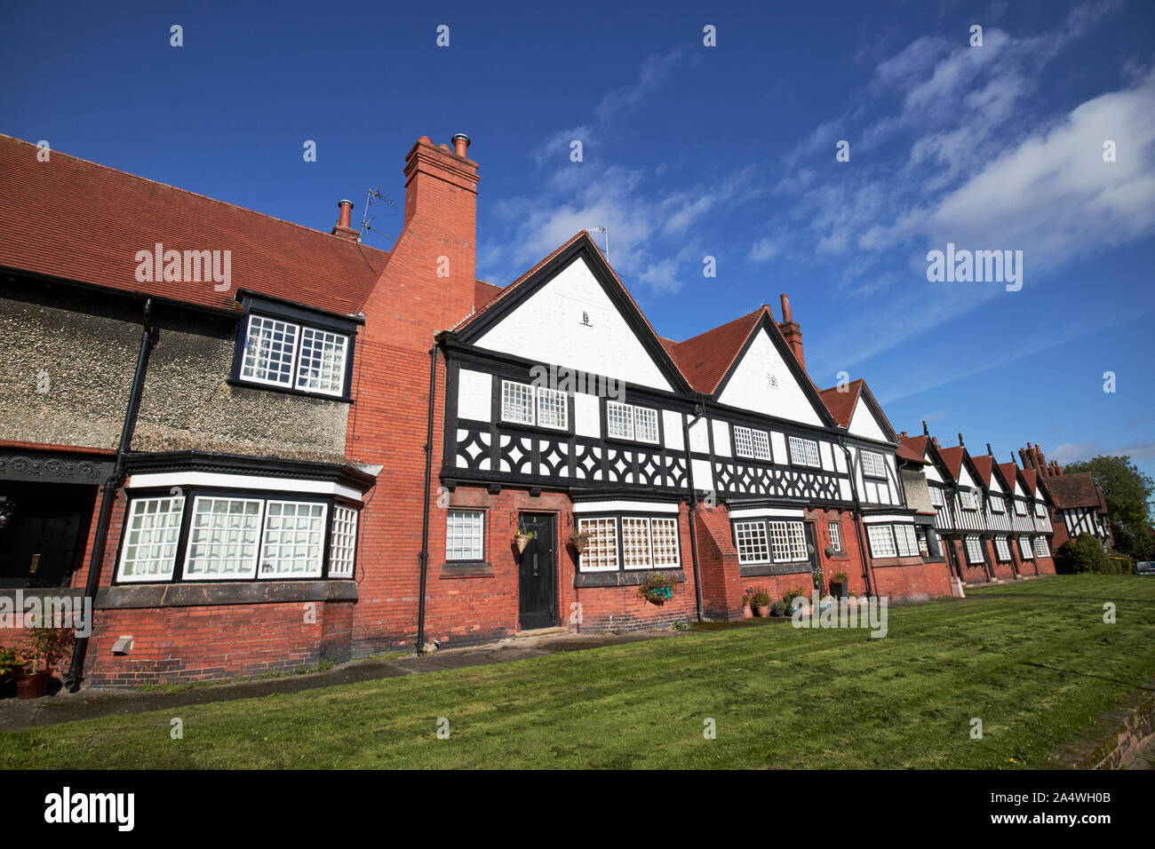 1-7 Park Road Holzhäuser von William owen Port Sunlight England UK gerahmt Stockfoto