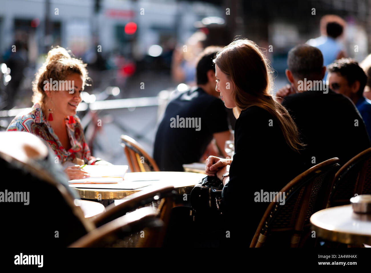 Cafés in Paris Frankreich. Das Cafe Kultur hat in Existenz in Paris seit dem 17. Jahrhundert. Stockfoto