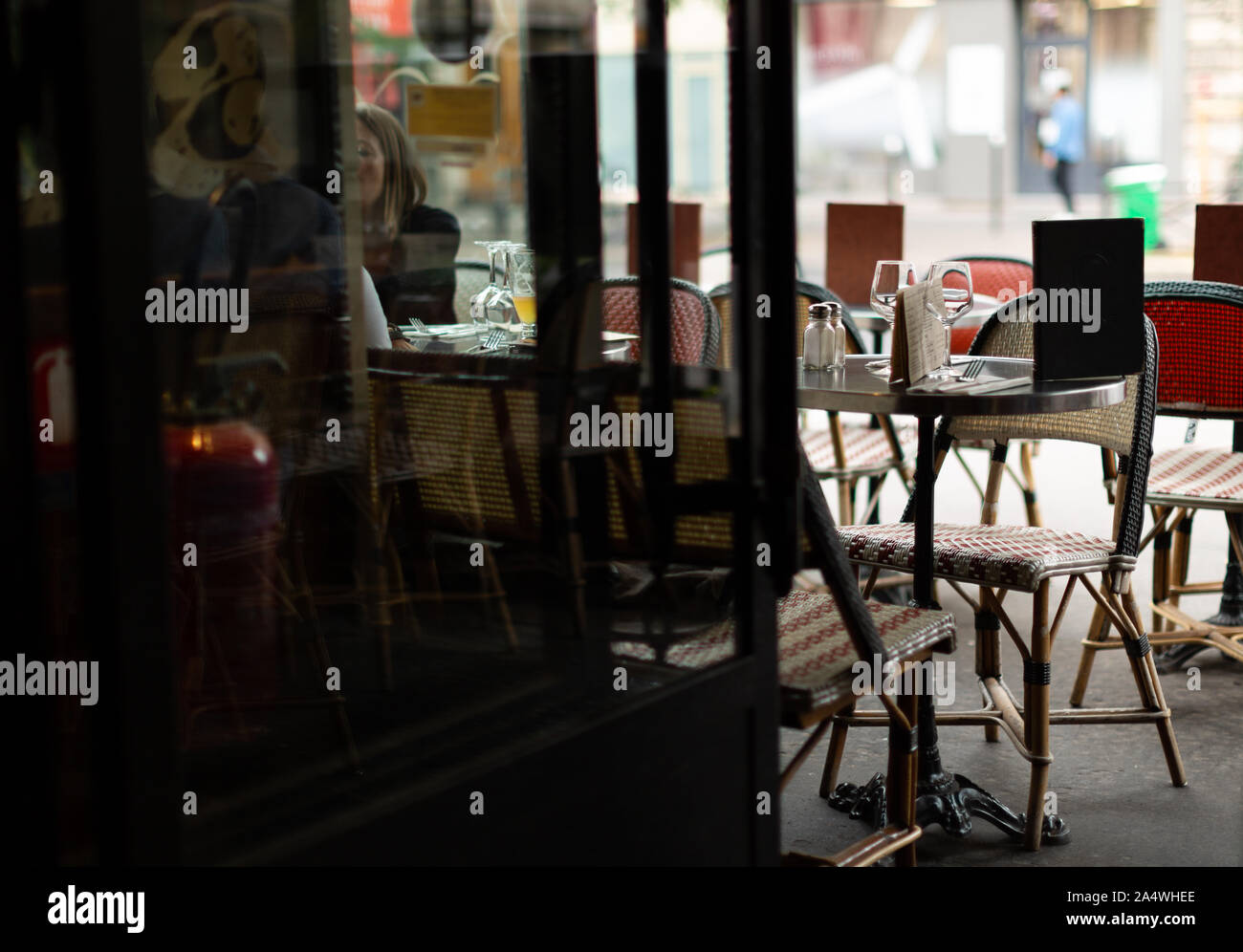 Cafés in Paris Frankreich. Das Cafe Kultur hat in Existenz in Paris seit dem 17. Jahrhundert. Stockfoto