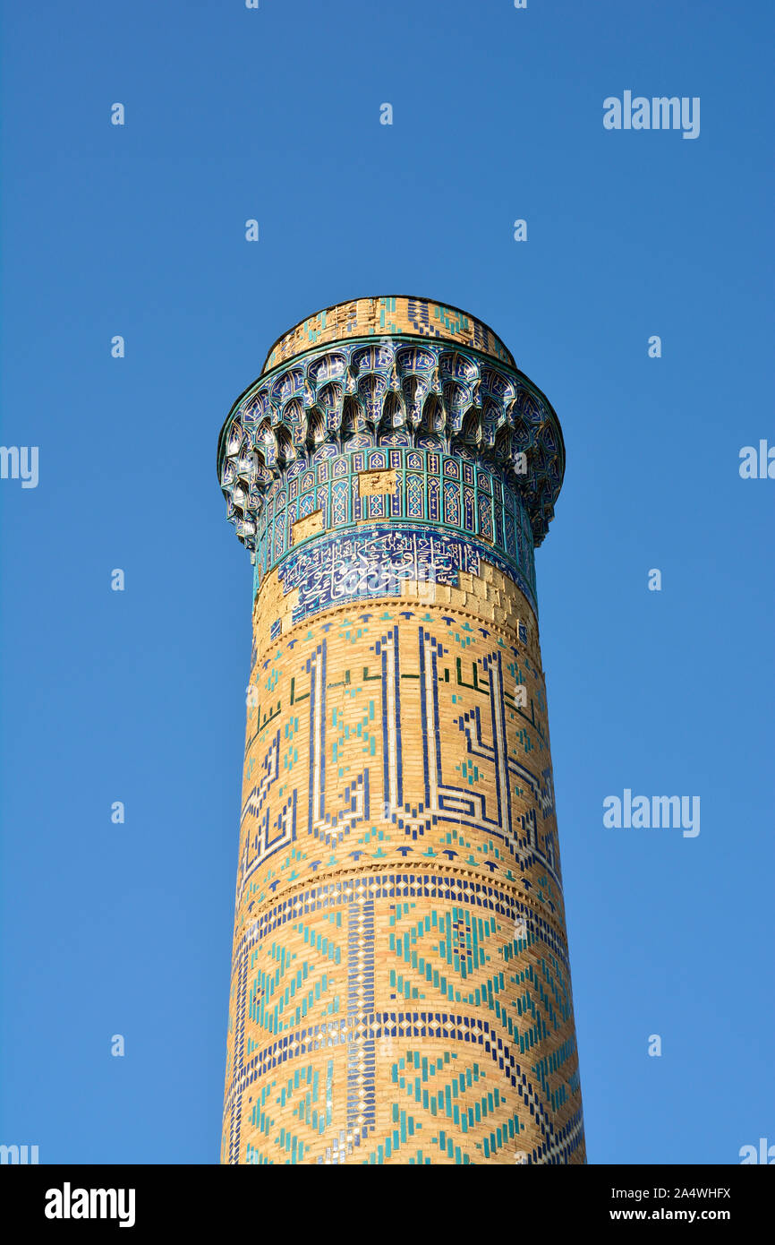 Minarett der Moschee Bibi Khanum. Es gebaut wurde (1399) als wichtigste Samarkand ist Ort der Verehrung und zu bevorzugten Timur, der Frau gewidmet, Sarai Mulk Khanum Stockfoto