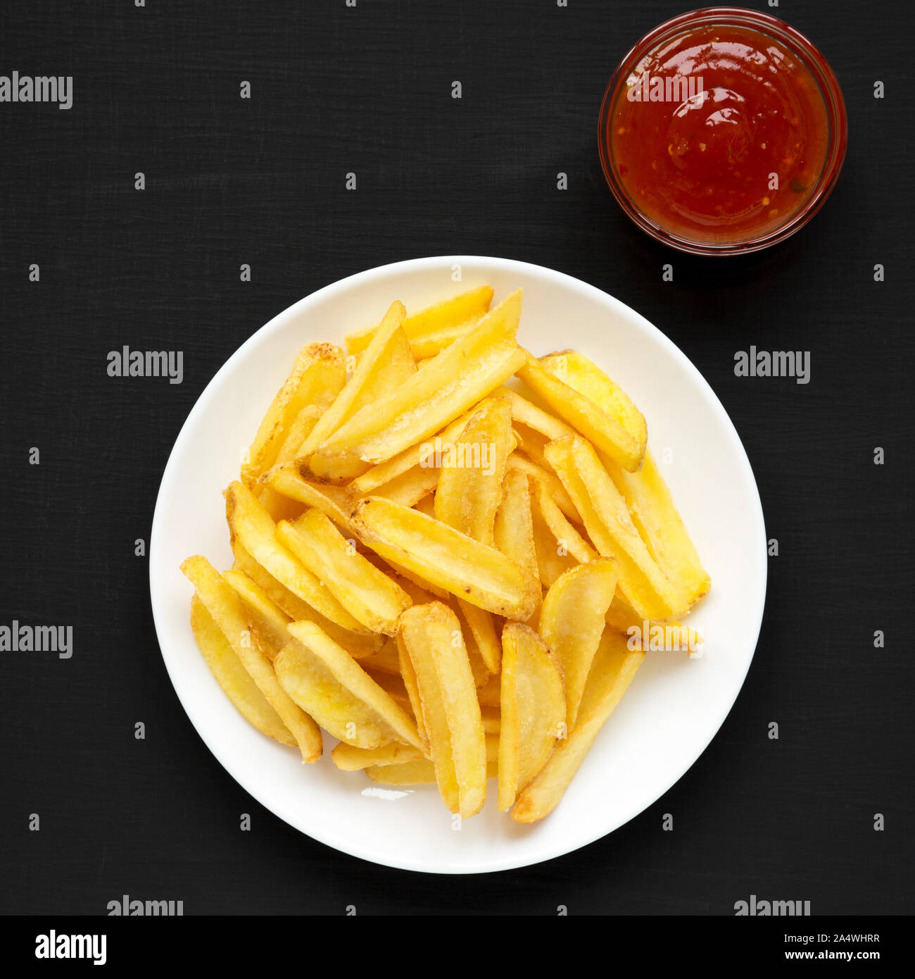 Hausgemachte Pommes Frites mit Sauer - süsse Soße auf einer weißen ...