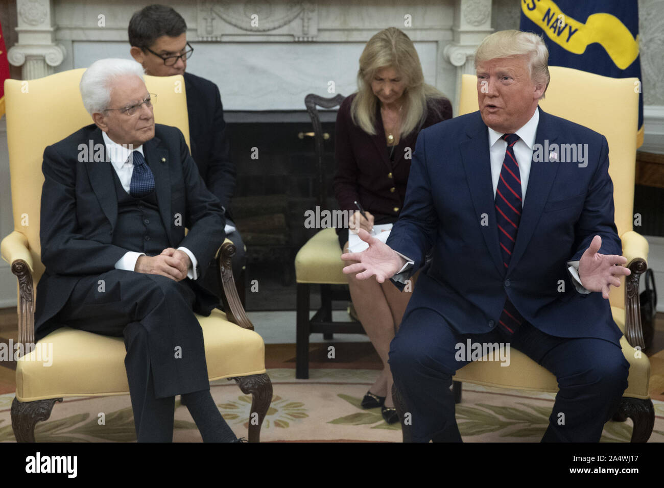 Washington, United States. 16 Okt, 2019. Us-Präsident Donald J. Trumpf (R) liefert Erläuterungen bei einem Treffen mit dem Präsidenten von Italien Sergio Mattarella (L) im Oval Office des Weißen Hauses am Mittwoch, Oktober 16, 2019 in Washington, DC. Die Führer eine Vielzahl von wirtschaftlichen und sicherheitspolitischen Fragen wie Sicherheit in der Telekommunikation zu diskutieren, das NATO-Bündnis und der türkischen Einfall in Syrien. Foto von Michael Reynolds/UPI Quelle: UPI/Alamy leben Nachrichten Stockfoto