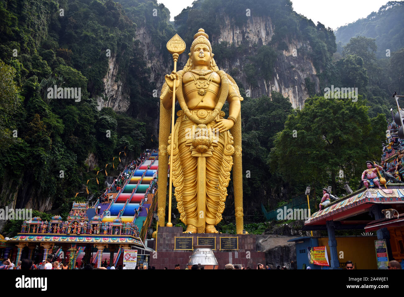 Gombak, Selangor, Malaysia 08.14.2019: Die riesigen und tollen golden Murugan statue Schutz der Eingang und 272 Schritt bunte Treppe von Batu Cav Stockfoto