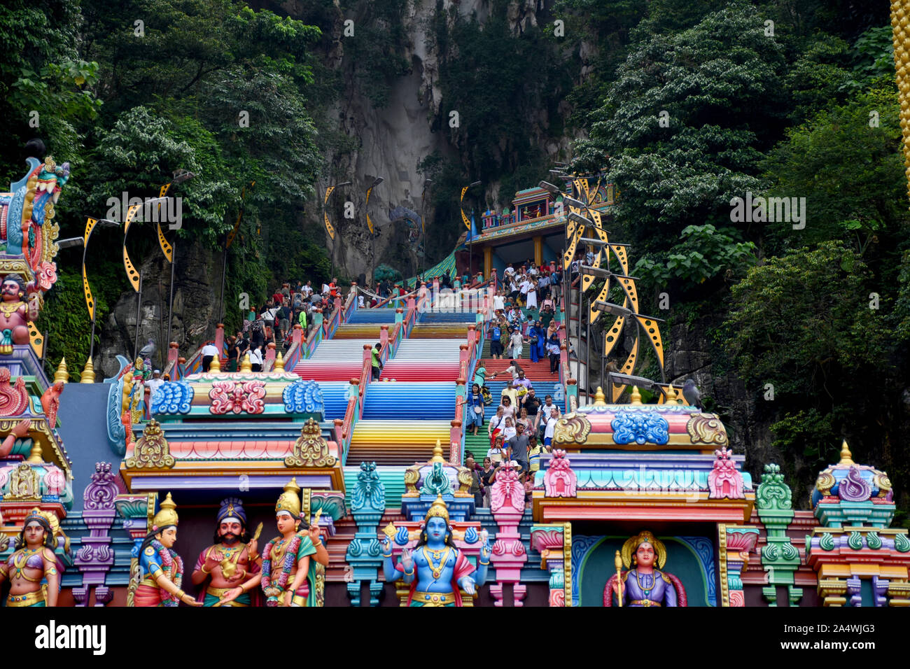 Gombak, Selangor, Malaysia 08.14.2019: Die 272-Schritt Treppe und Fassade der Batu Höhlen Eingang dekoriert mit bunten und schönen erstaunlich de Stockfoto