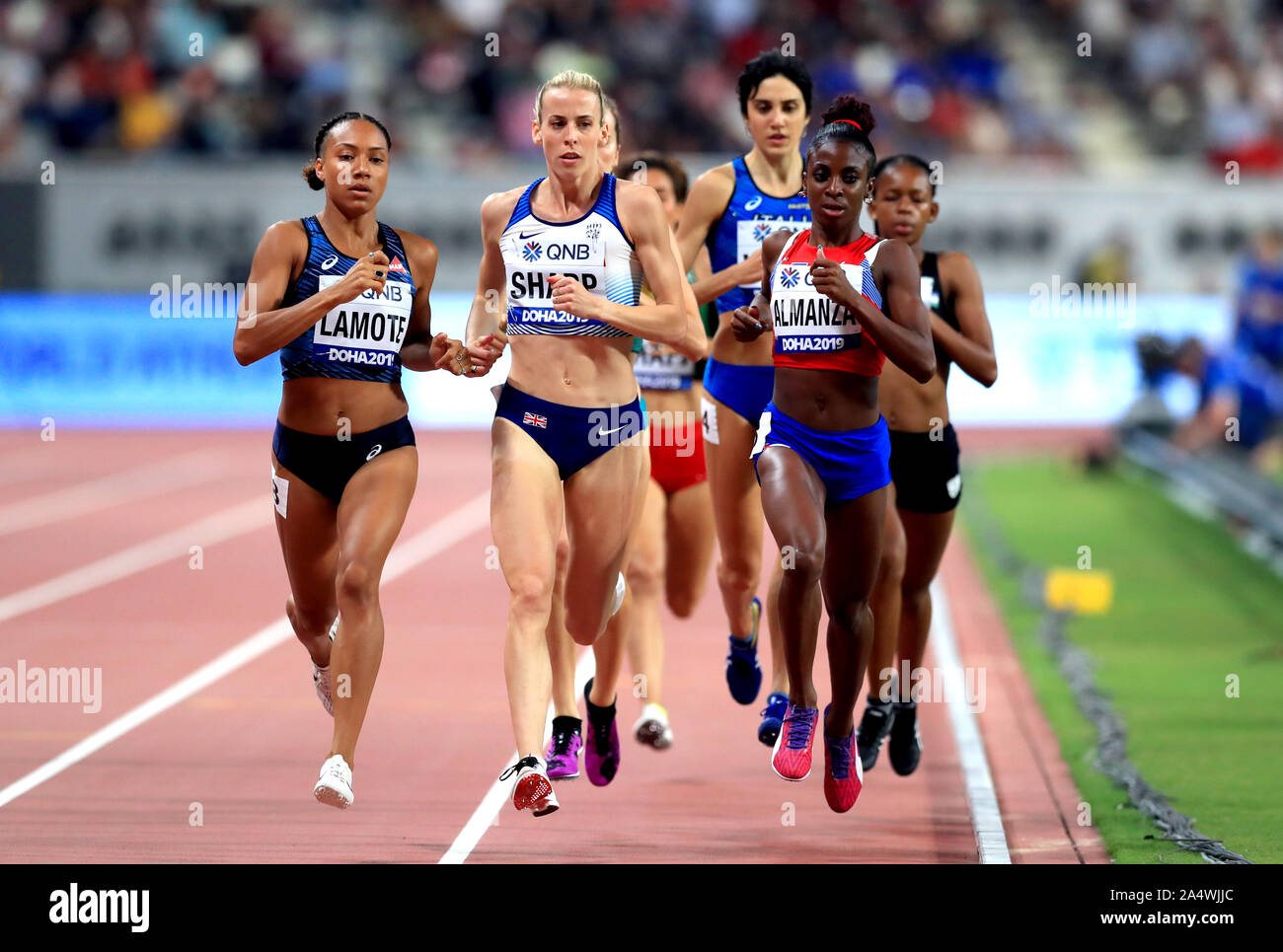 Kuba's Rose Mary Almanza (rechts), Großbritanniens Lynsey Scharfe (Mitte) und der Französischen Renelle Lamote konkurrieren in der Hitze 6 der Frauen 800 m während der Tag einer der IAAF Weltmeisterschaften am Khalifa International Stadium, Doha, Katar. Stockfoto