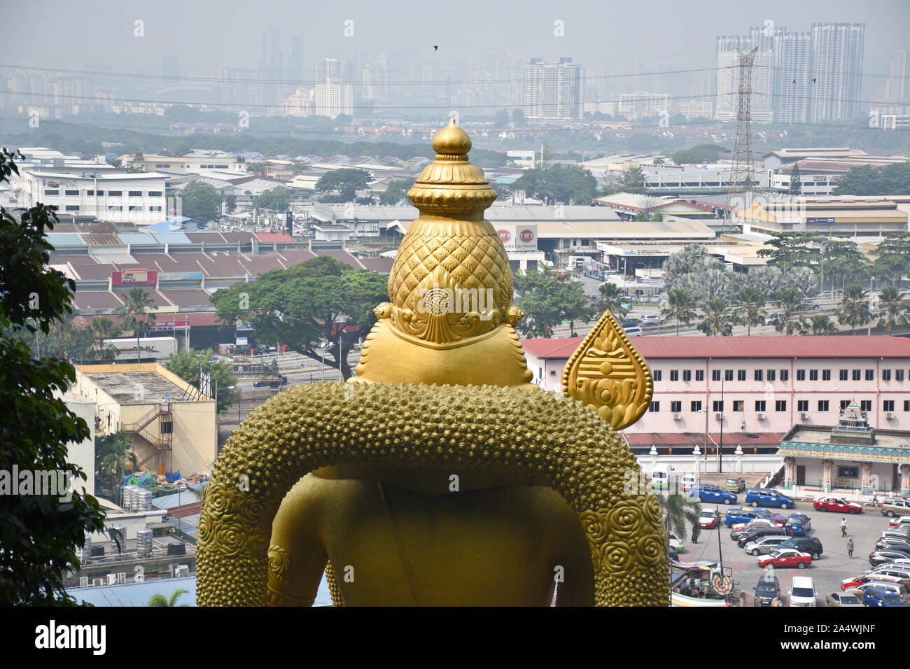 Gombak, Selangor, Malaysia 08.14.2019: Blick auf die Skyline von Kuala Lumpur Abstand von der Spitze des 272-stufige Treppe mit der Rückseite der verblüffend detail Stockfoto
