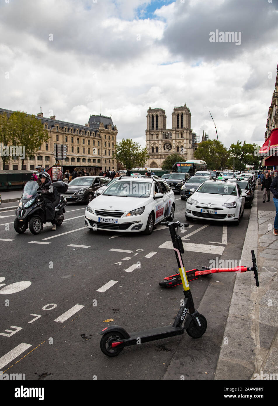 Paris, Frankreich, 27. September, 2019: E-Scooter auf der Seite der Rue Saint Michel in Paris, Zentrale, Notre Dame in einem Zustand der Reparatur in Th links Stockfoto