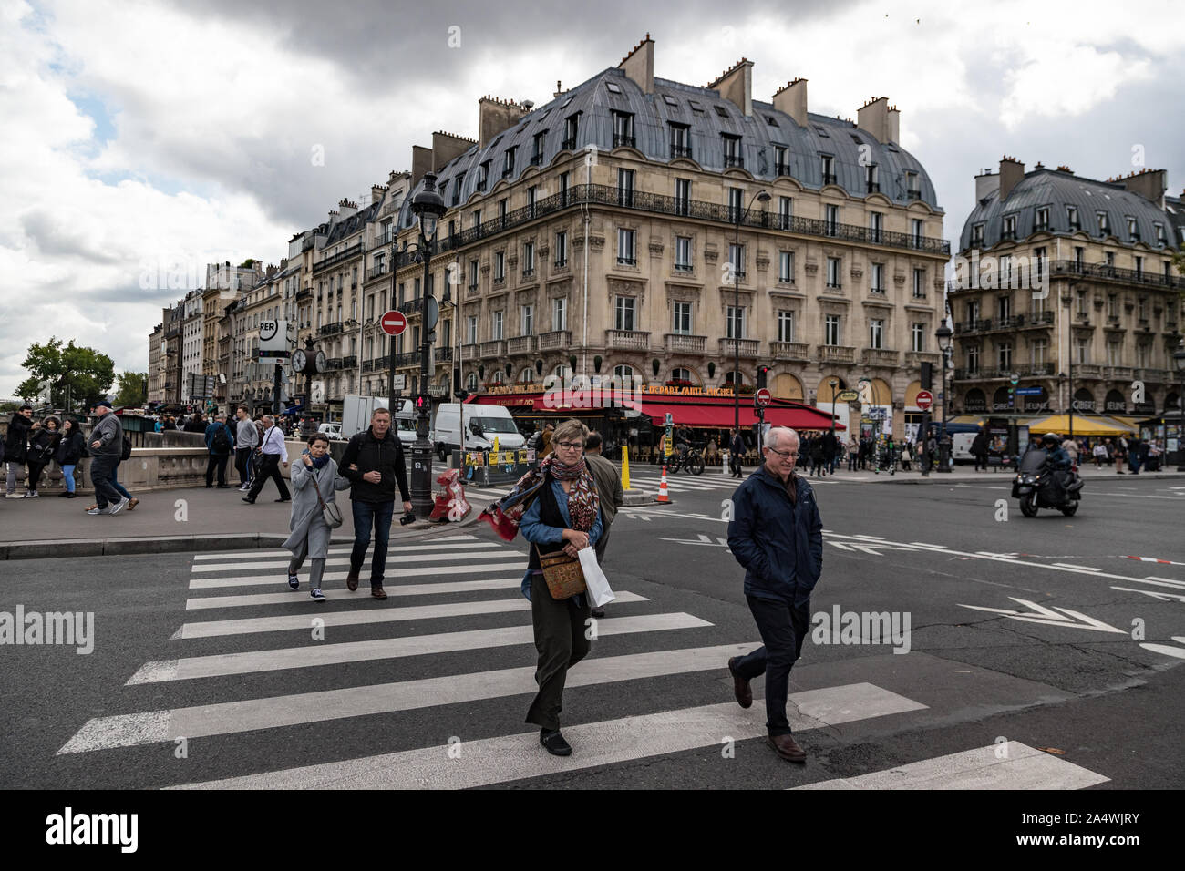 Paris, Frankreich, 27. September, 2019: Fußgänger Quai Saint Michel in Paris, Blick auf Notre Dame im Hintergrund Stockfoto