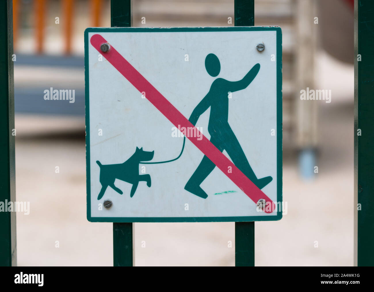 Kein Hund wandern Zeichen auf die Tore von einem Kinderspielplatz Stockfoto