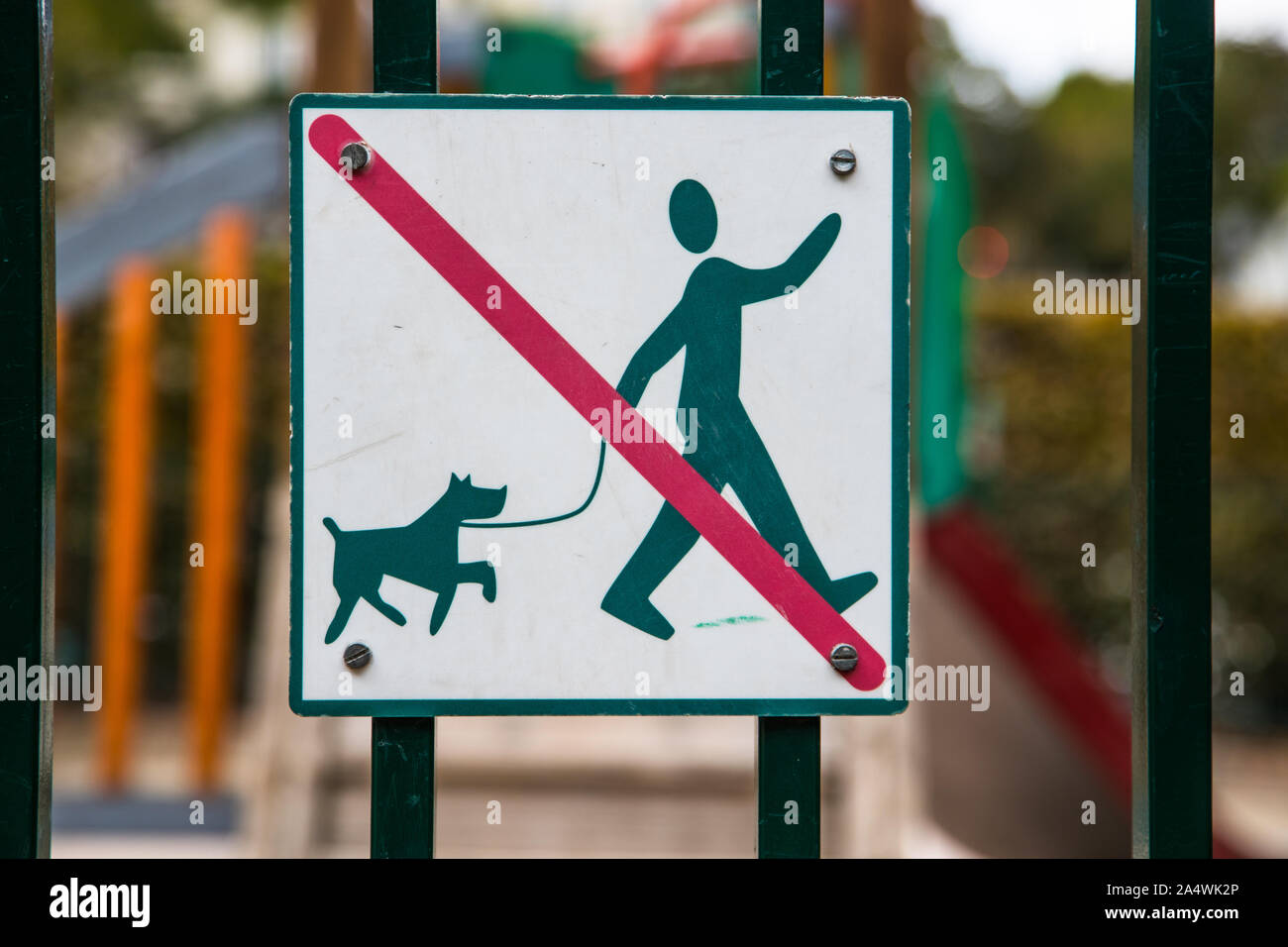 Kein Hund wandern Zeichen auf die Tore von einem Kinderspielplatz Stockfoto