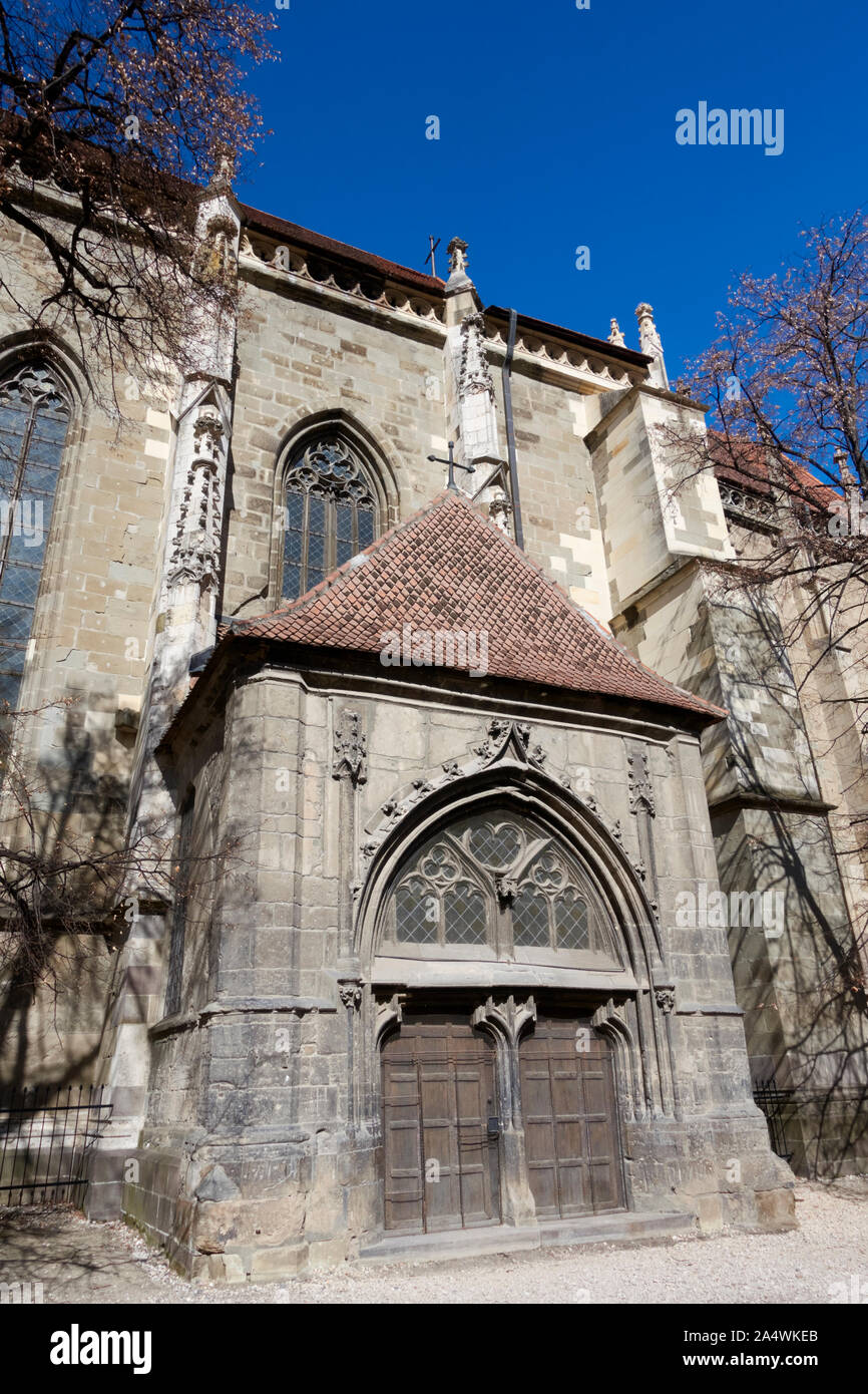 Einen Seiteneingang an der Schwarzen Kirche (Biserica Neagră), Brasov, Siebenbürgen, Rumänien. Stockfoto